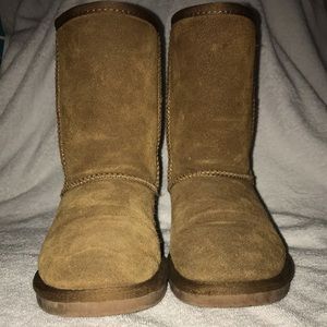 MINNETONKA HIDE BOOTS 👢 🐑